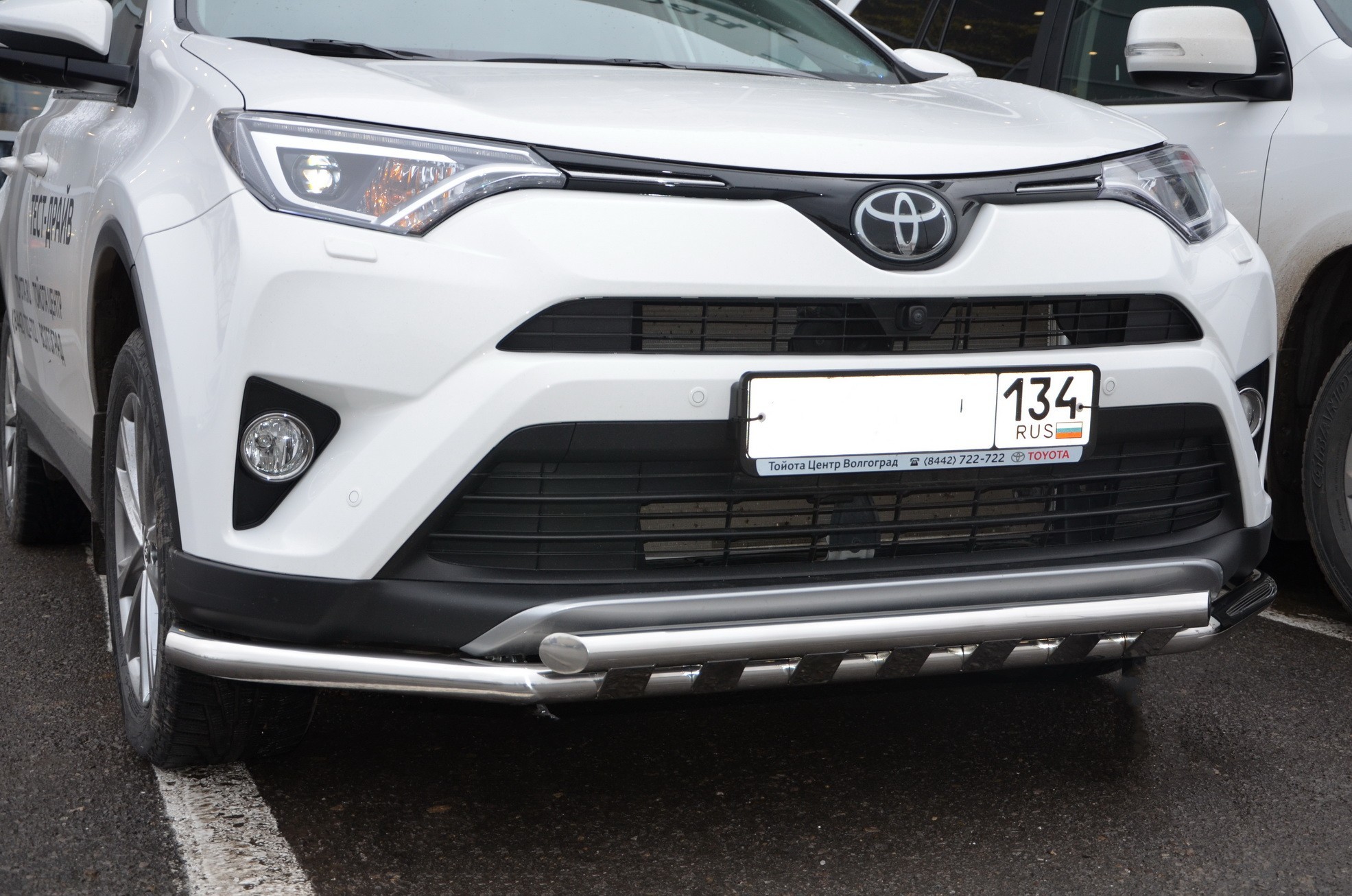 Бампер тойота рав 4. Передняя защита бампера Toyota rav4 2014. Бампер передний Тойота рав 4 2015. Защита переднего бампера Toyota rav4 2015 (g). Обвес Тойота рав 4 2017.